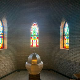 Glas-in-lood ramen in de doopkapel in oktober 2020