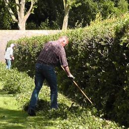 Vrijwilligers onderhoud aan het werk